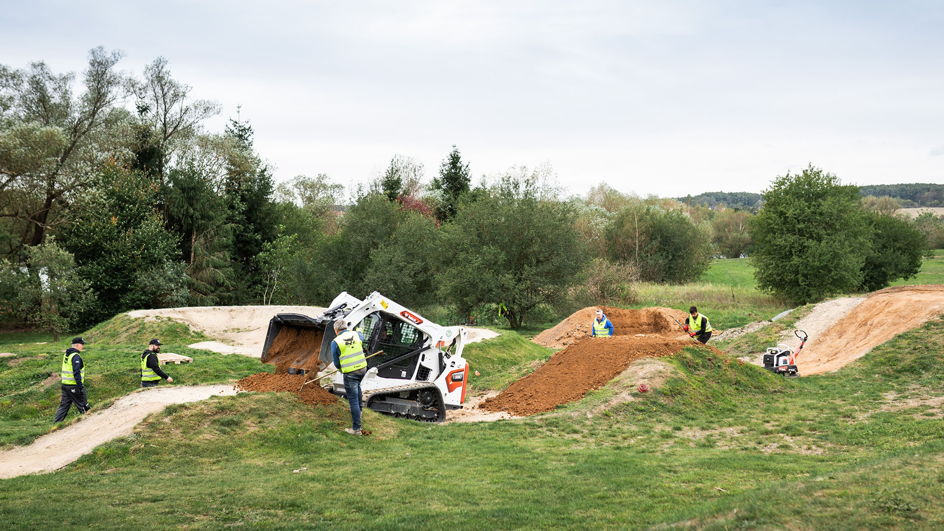 Zaměstnanci Doosan Bobcat pomáhají během komunitních dnů dobrovolnictvím v Dobříši i po celém světě