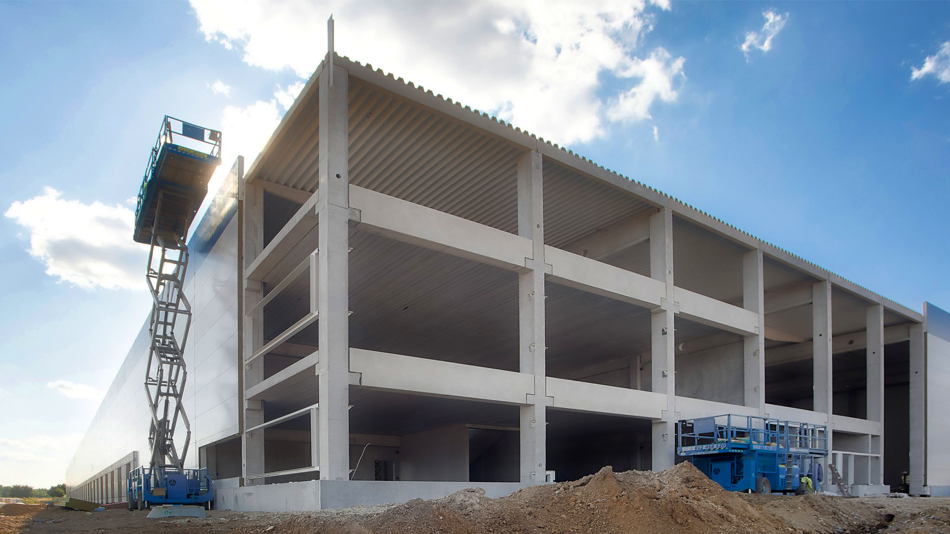 Výrobce kompaktních stavebních strojů Doosan Bobcat otevře novou skladovací halu na Berounsku