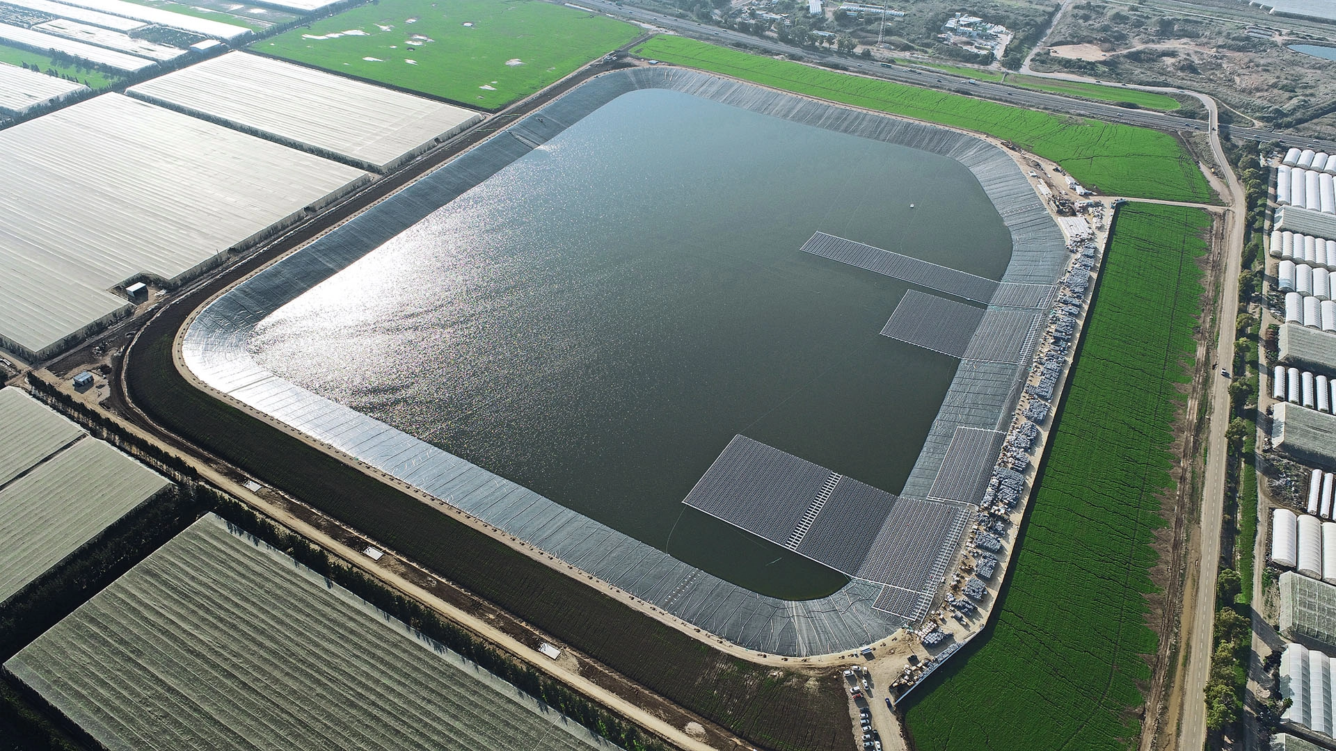  Vodní rezervoár Habonim v pobřežní oblasti u Haify, Izrael