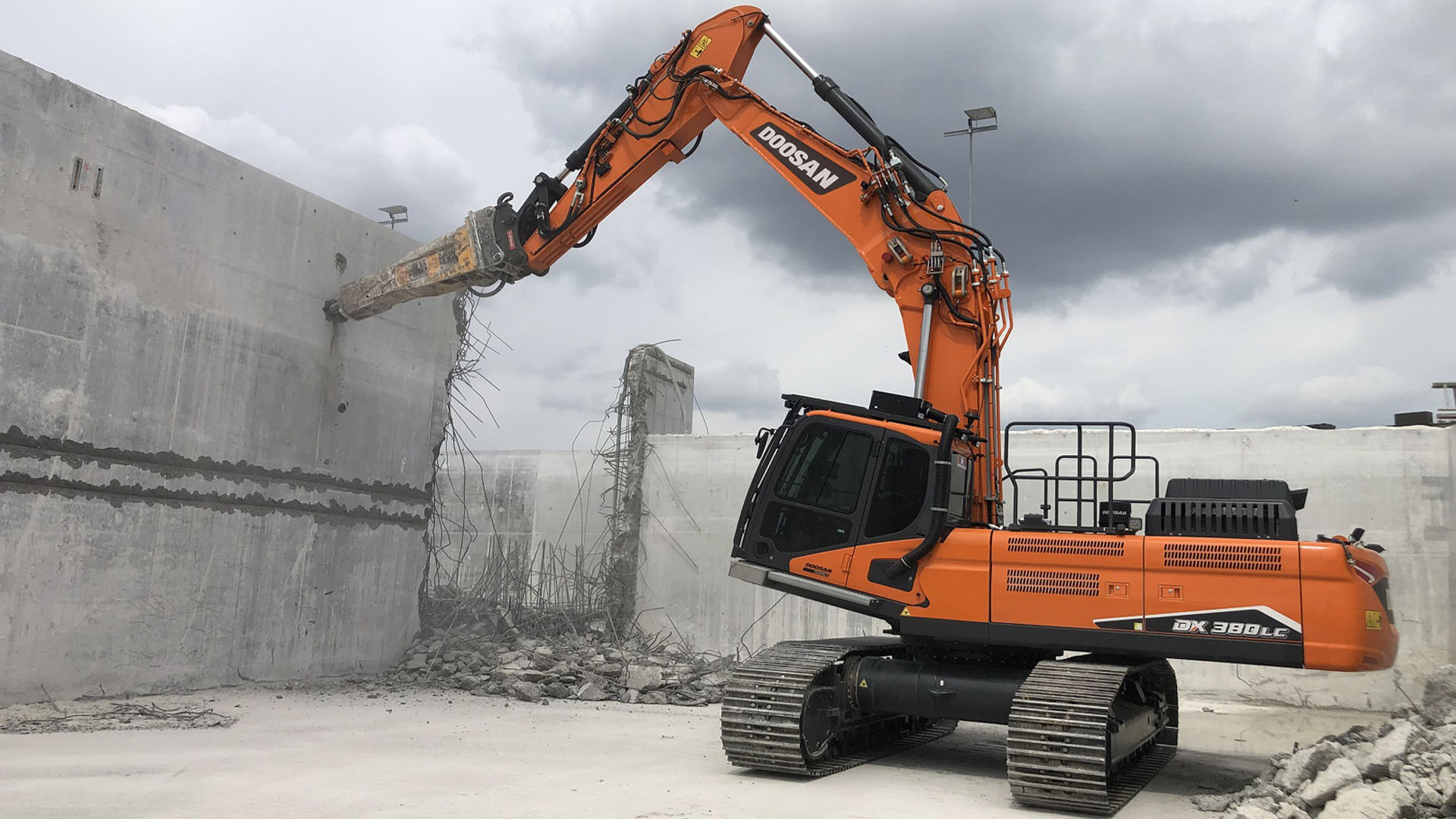 Další model demoličního rypadla Doosan