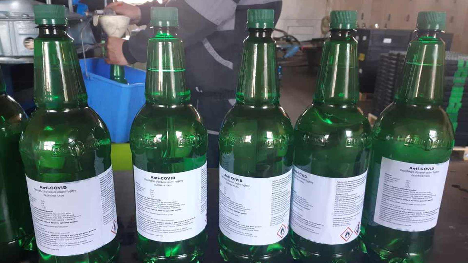 Pivovar Krušovice daroval PET lahve k distribuci dezinfekce