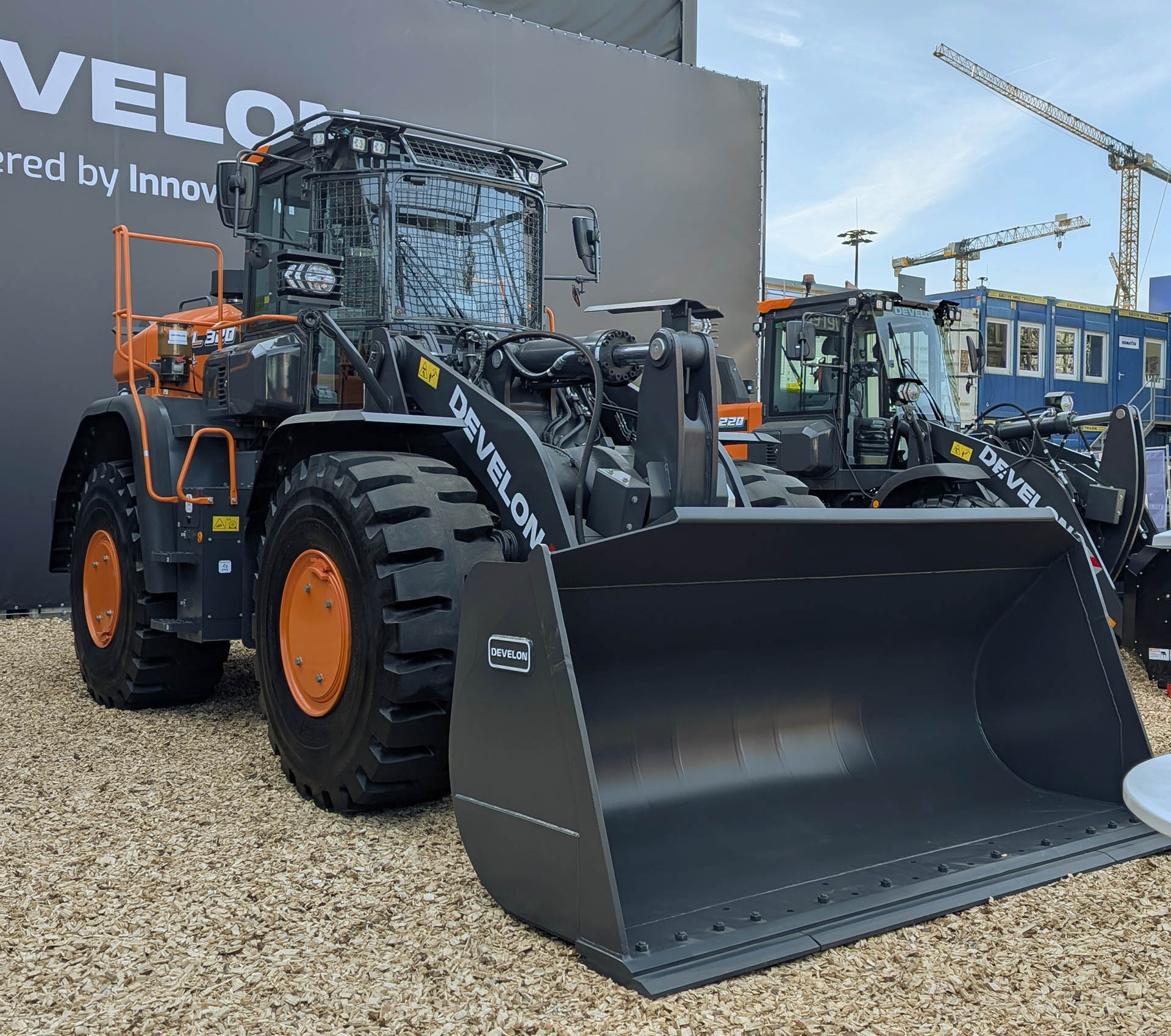 Nová sada pro kolové nakladače Develon DL-7  nejen pro zpracování odpadu a recyklaci 