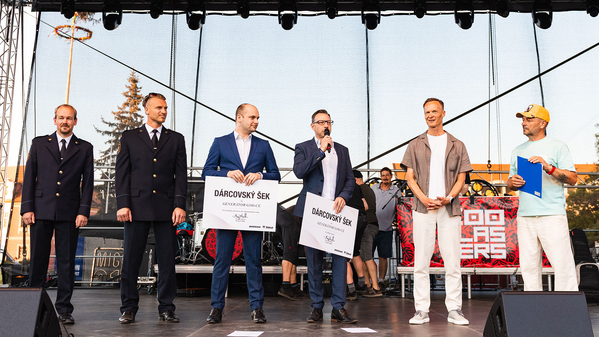 Doosan Bobcat daroval Dobříši a&nbsp;hasičům generátory pro krizové situace