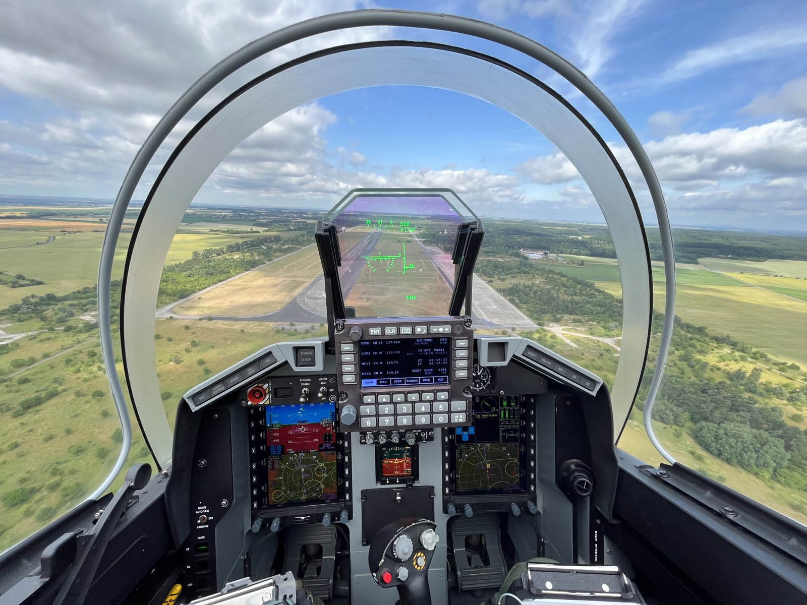 AERO Vodochody AEROSPACE a LOM PRAHA spojují síly pro pokročilý výcvik pilotů – podepsali prohlášení o záměru během veletrhu IDET