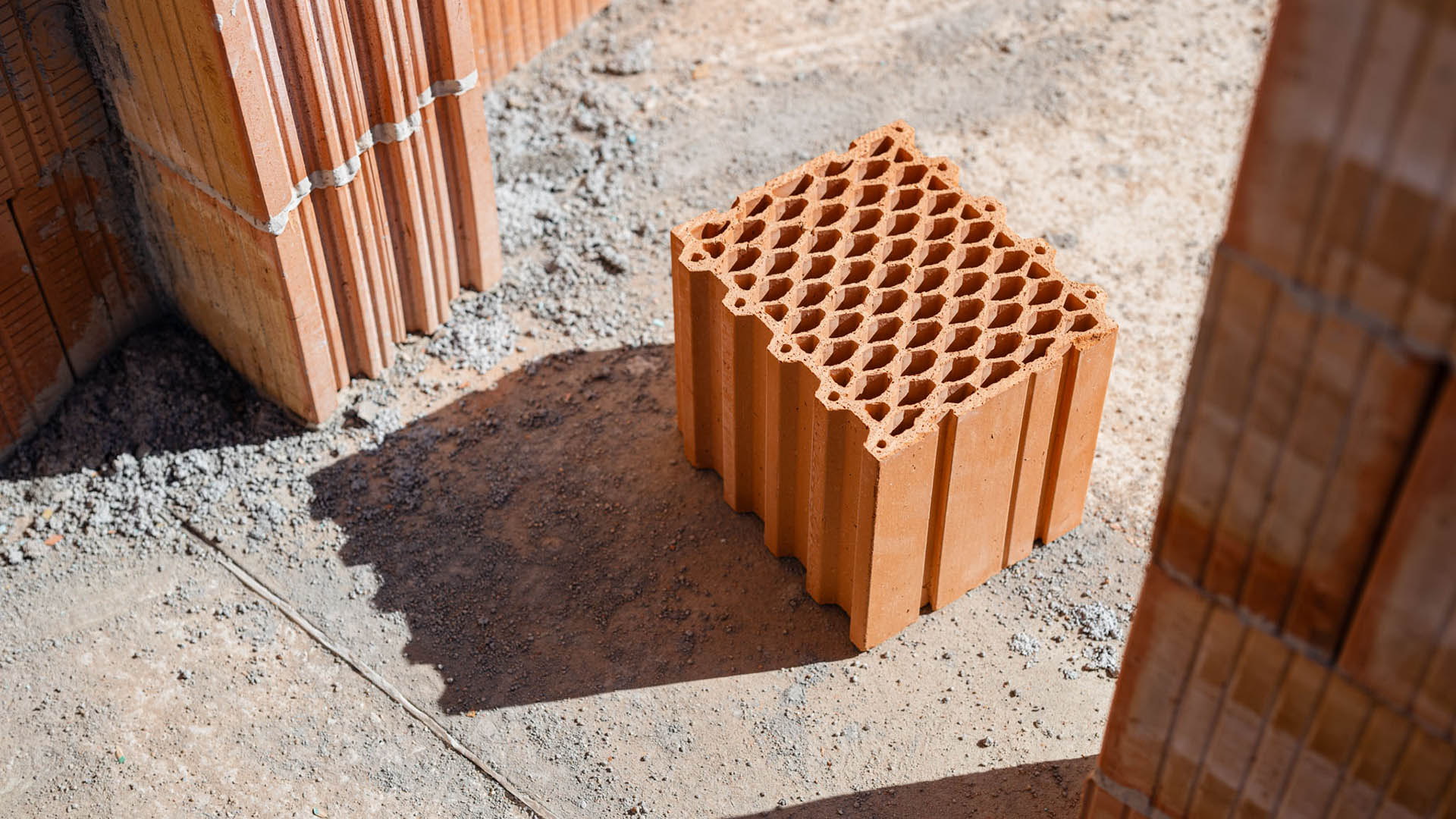 wienerberger 2026: Porotherm rozšiřuje nabídku cihel pro robotické zdění, Tondach uvádí nové doplňky a&nbsp;řešení pro montáž FVE
