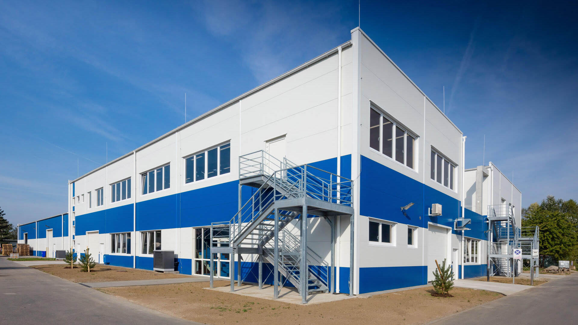 Ergonomie a bezpečnost v montovaných výrobních halách: Moderní přístupy k zajištění zdraví zaměstnanců