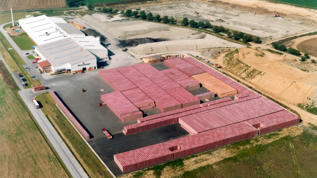 Aktuality - Wienerberger obnovuje výrobu v závodech