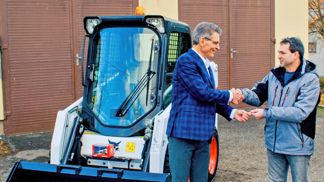 Aktuality - Bobcat daruje smykem řízený nakladač obci Daleké Dušníky