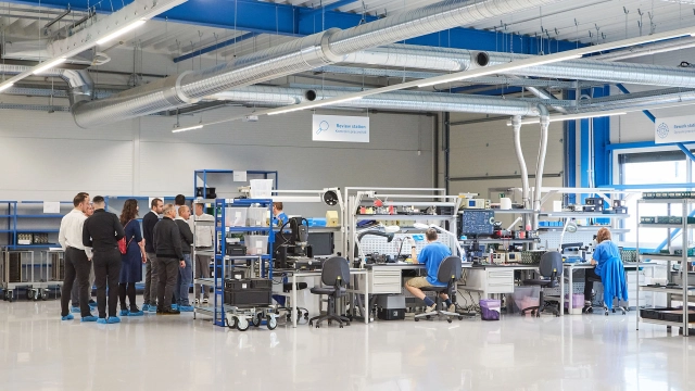 Aktuality - Česká společnost SAFIRAL s.r.o., specialista na expresní zakázkovou výrobu elektroniky (EMS), oslavila včera 18. narozeniny a současně slavnostně otevřela novou výrobní halu v Letovicích o ploše 3 419 m².