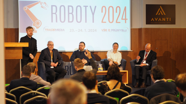 Aktuality - Robot podal návštěvníkům pivo i čokoládu. Opravdu berou roboty lidem práci?