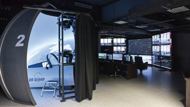 Aktuality - LOM PRAHA: Jak se cvičí vojenští piloti