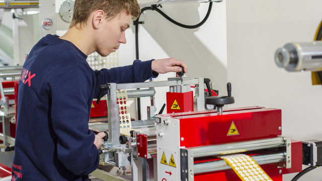 Aktuality - Ploché výrobky z porézní pryže, samolepky nebo&nbsp;plsti lze aplikovat snadno. Díky technologii Kiss Cut