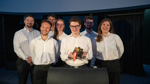 Aktuality - Studenti VUT představili družici KOSTKA. První český satelit navržený  a postavený studenty zamíří do vesmíru