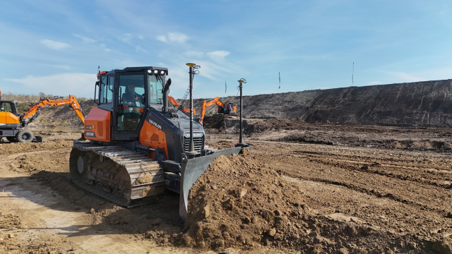 Aktuality - Develon a Leica Geosystems rozšiřují možnost  systému 3D Machine Control pro dozer DD130-7 
