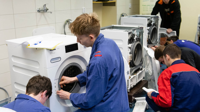 Aktuality - Výrobci vybavili střední školy více než půl tisícem domácích spotřebičů