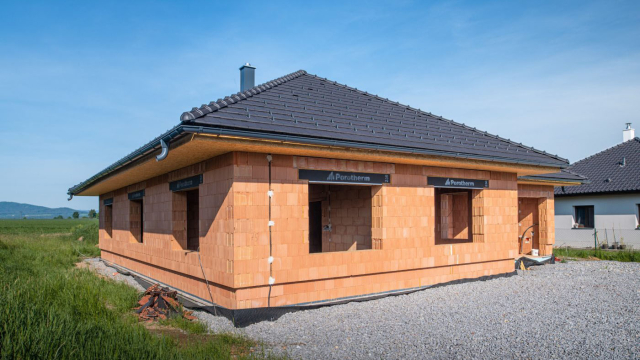 Aktuality - Stavíte letos dům? Jeden měsíc čekání může stát desítky tisíc