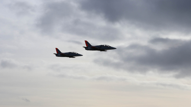 Aktuality - Další tři letouny L-39 Skyfox odletěly do Maďarska; před odletem zavítal do Vodochod i letoun Embraer C-390
