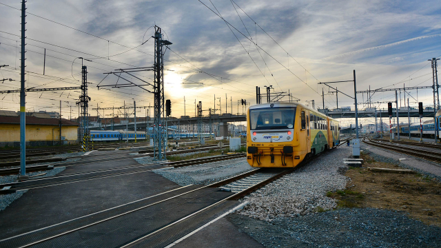 Aktuality - Správa železnic testuje inovativní technologii řízení osvětlení nástupišť od české firmy ZAT