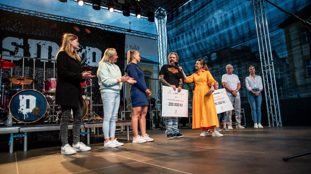 Aktuality - MESIT stál za benefičním večerem na Slováckém létu. Pro Nadační fond Nezávodím – Pomáhám se vybralo 200 000 korun