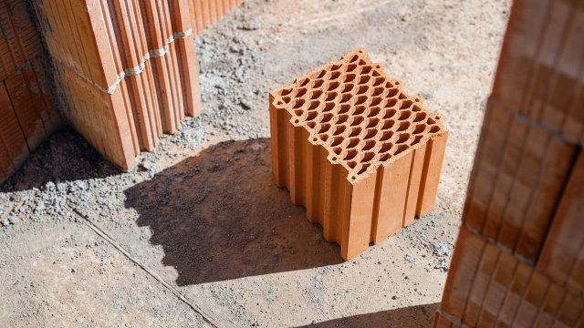 Aktuality - wienerberger 2026: Porotherm rozšiřuje nabídku cihel pro robotické zdění, Tondach uvádí nové doplňky a&nbsp;řešení pro montáž FVE